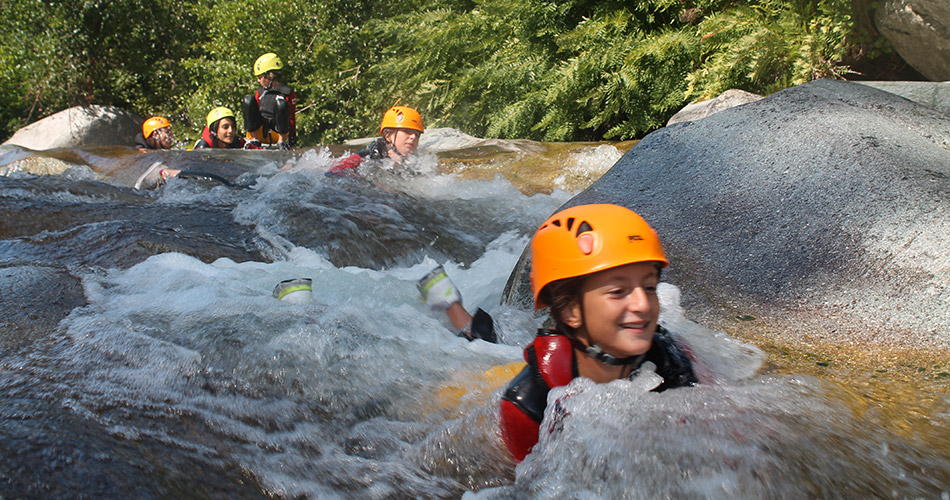 aventure-aquatique-pour-les-familles-dans-la-riviere Une famille partage une journée d'aventure en flottant sur une rivière, unissant exploration et rires en pleine nature.