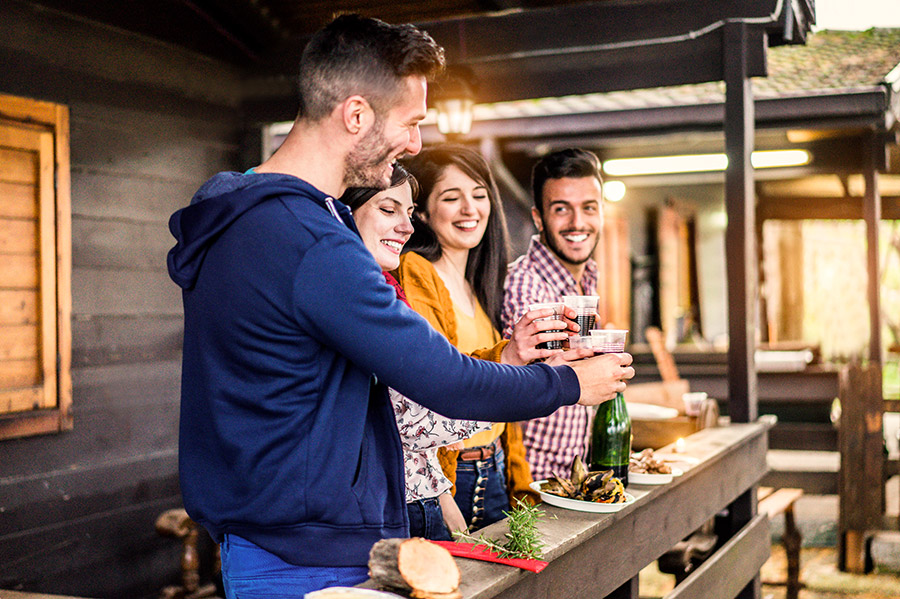 Réunion festive entre amis, partage de rires et de moments précieux autour d'une table remplie de délices. Atmosphère de convivialité et bonheur en pleine fête.