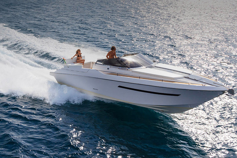 Un bateau luxueux glissant sur des eaux turquoise, sous un ciel ensoleillé, incarnant une escapade estivale en mer et la liberté de l'aventure.