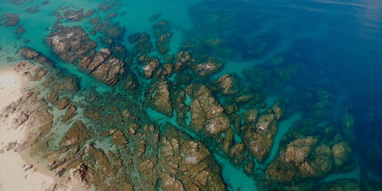 Scène idyllique de rochers émergeant des eaux claires sur la côte marocaine, un lieu naturel et préservé parfait pour s'évader et profiter des beautés maritimes.