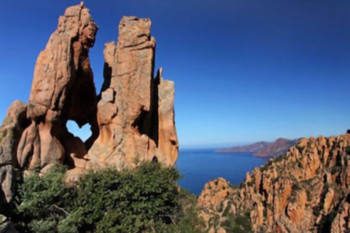 Les formations rocheuses spectaculaires des calanques de Piana s'élèvent au-dessus des eaux méditerranéennes, invitant à la découverte de la beauté corsée.