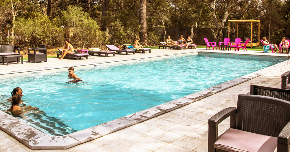 Scène estivale de détente avec piscine, amis et famille, idéale pour les moments de plaisir et de relaxation au soleil.
