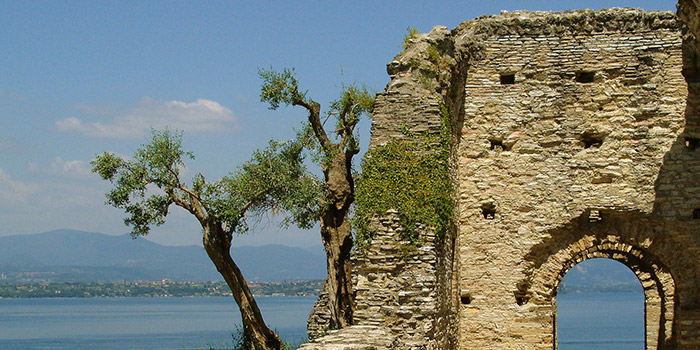 Ruine ancienne et nature combinées au bord du lac, offrant un espace de sérénité propice à la réflexion