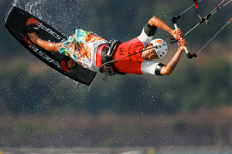 Cette image dynamique offre une vue saisissante d'un wakeboarder en plein vol, illustrant l'esprit d'aventure et le frisson de ce sport aquatique exaltant.