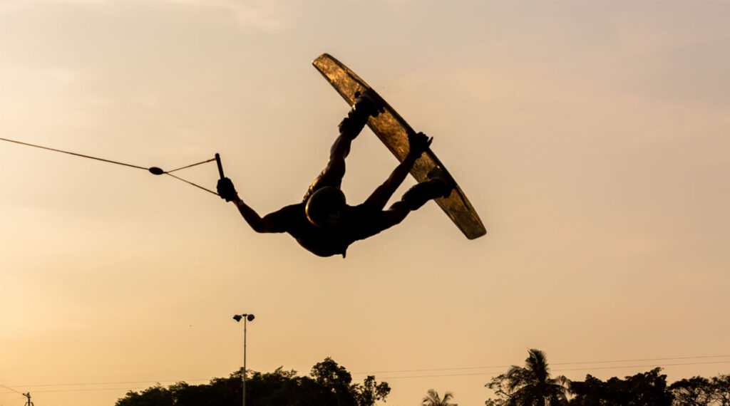 Où Faire du Wakeboard en Corse du Sud : Les Meilleurs Spots pour Riders Débutants et Confirmés