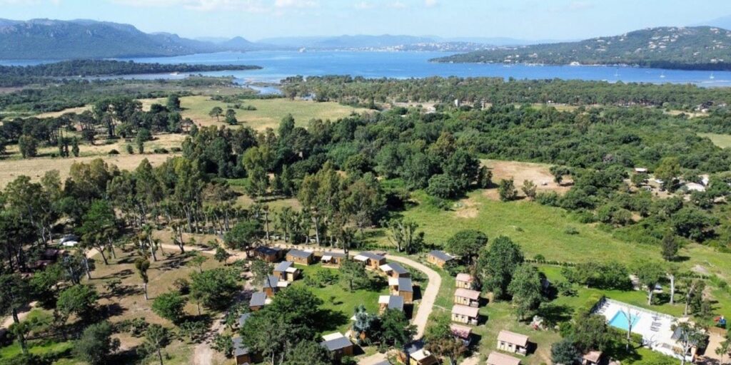 Image de paysage montrant Porto-Vecchio avec vue sur la Méditerranée, parfait pour le camping et la détente en pleine nature.