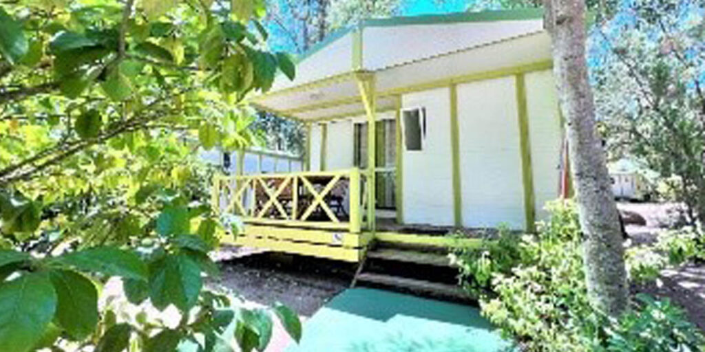 Appartement vacances au cœur de la nature verdoyante, idéal pour détente et exploration, avec terrasse boisée et commodités modernes.