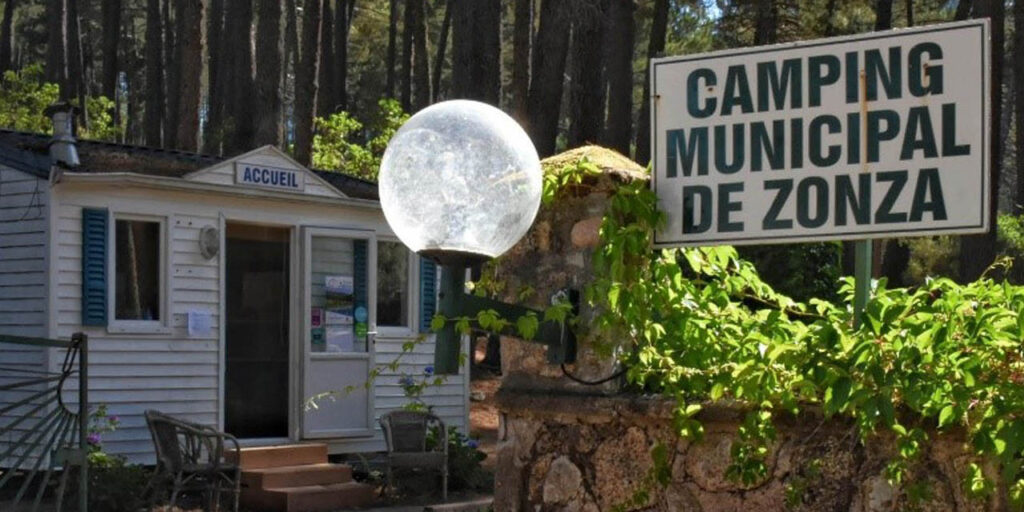 Cette image montre l'accueil du camping municipal de Zonza, entouré d'une beauté naturelle impressionnante. L'atmosphère y est sereine, idéale pour les passionnés de camping et de nature, leur promettant une expérience inoubliable au cœur des forêts.