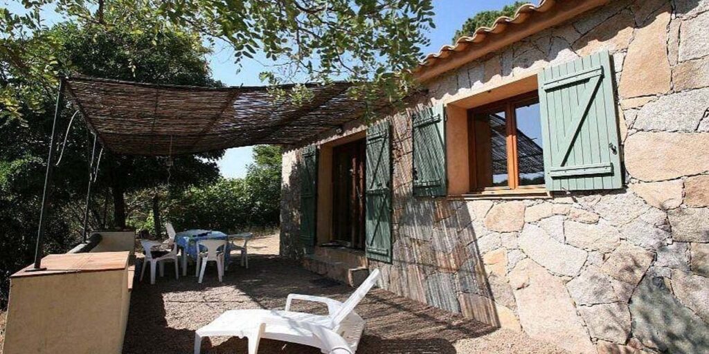 Une maison de campagne en pleine nature, avec jardin luxuriant et terrasse ombragée, idéale pour la détente.