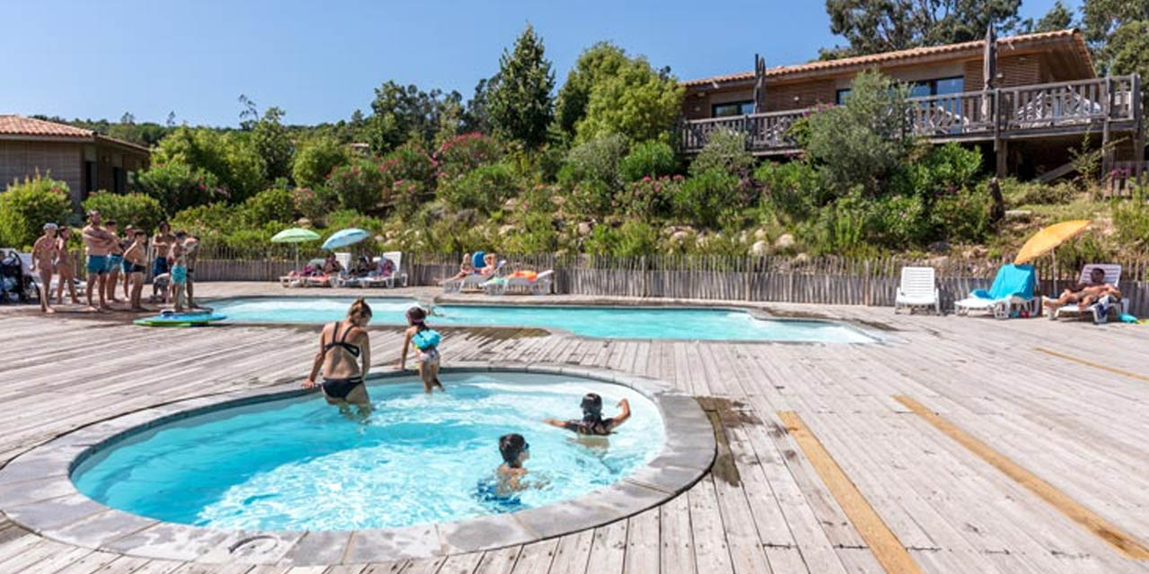 Vacances en famille autour de la piscine avec une ambiance joyeuse et insouciante.
