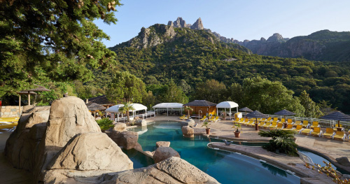 Escapade au bord de la piscine au cœur des montagnes Cadre enchanteur d'une piscine scintillante entourée de montagnes verdoyantes, invitant à l'évasion et à la détente dans une atmosphère de sérénité.
