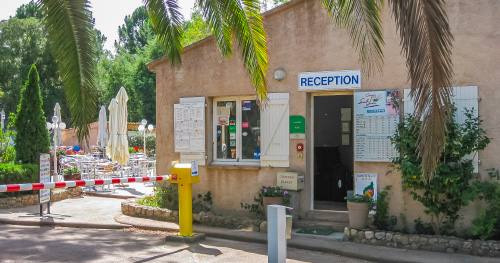 Accueil convivial au camping Santa Lucia Cette image illustre l'accueil chaleureux que les vacanciers peuvent attendre au camping Santa Lucia, prêt à offrir une expérience inoubliable sous le soleil et au bord de la nature.