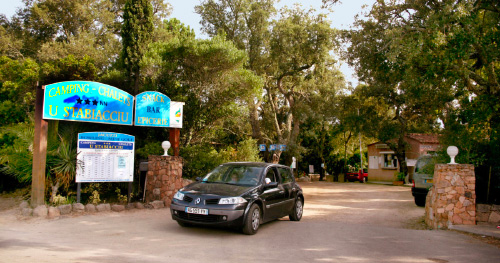 Entrée du camping U Stabiacciu en pleine nature Cette image montre l'entrée du camping U Stabiacciu, où le calme de la nature et la verdure environnante constituent un cadre idéal pour un séjour relaxant en plein air.