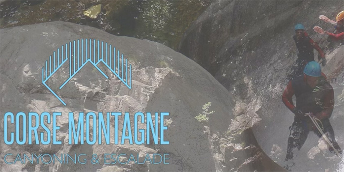 Dans la beauté sauvage de la Corse, des aventuriers pratiquent le canyoning, entourés par les roches et eaux cristallines des gorges corses, symbolisant l'harmonie entre nature et adrénaline.