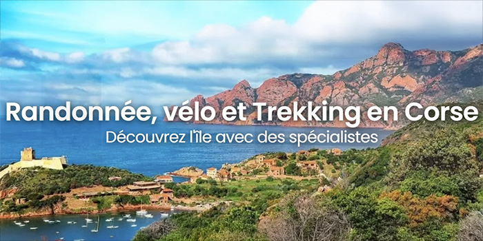 Cette photographie de la Corse montre un paysage naturel captivant, idéal pour une aventure en randonnée ou trekking grâce à ses montagnes, la mer turquoise et ses chemins pittoresques.