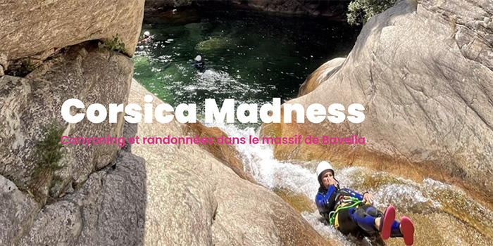 Cette image illustre à merveille l'esprit d'aventure en Corse, fusionnant l'exploration de la nature avec l'adrénaline du canyoning, offrant ainsi une expérience inoubliable aux passionnés d'activités en plein air.