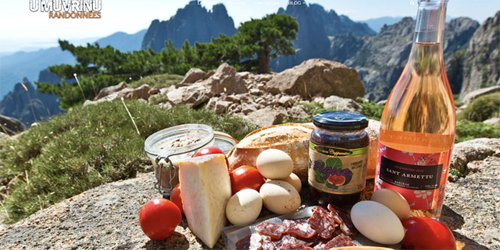 Cette image illustre l'art de vivre en Corse, combinant paysages spectaculaires et délices culinaires, offrant une expérience sensorielle inoubliable au cœur de la nature.