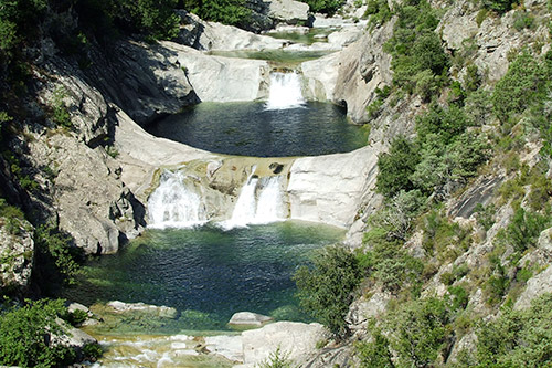 Découvrez la majesté de la cascade Purcaraccia avec ses eaux cristallines et ses rochers sculptés par le temps, nichée en pleine nature idéale pour la méditation.