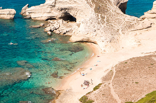 Plage méditerranéenne au coucher du soleil avec sable fin et vagues, offrant détente et beauté naturelle pour un moment de tranquillité et communion avec la nature.