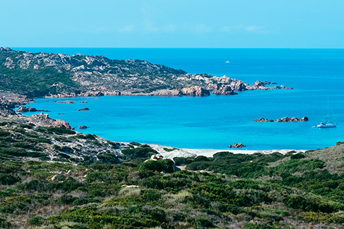 Plaisir visuel de la plage méditerranéenne en Corse Cette image illustre la beauté rare et reposante des vacances en Corse, avec une mer d'un bleu intense et un paysage naturel préservé, créant une atmosphère de paix et d'évasion où l'on se sent immédiatement transporté.